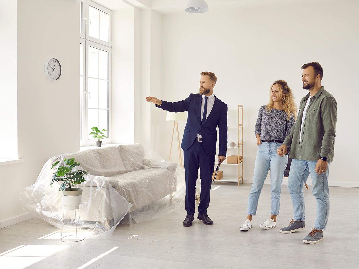 Értékesítő bemutatja a kiadó lakást két érdeklődőnek