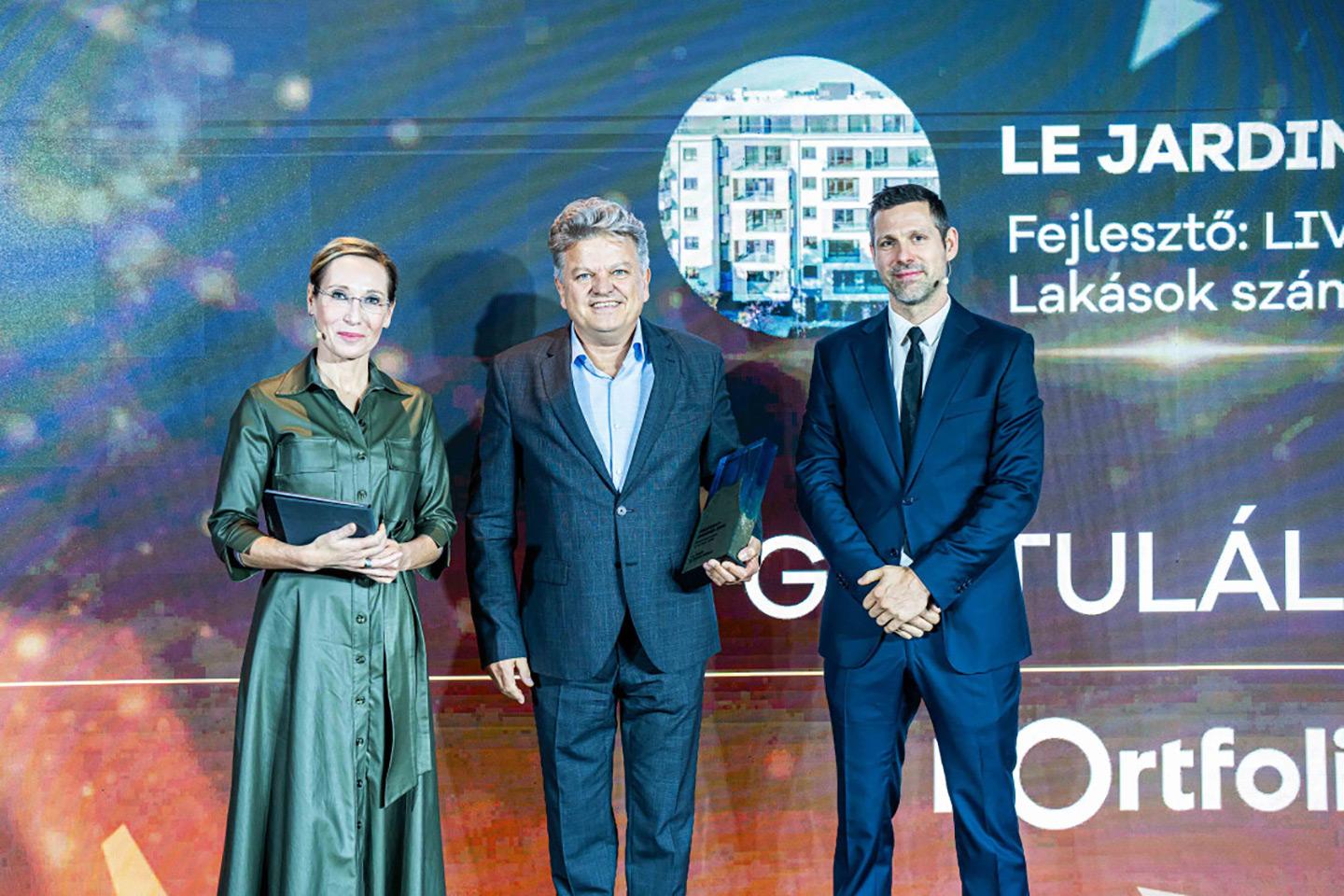 Díjátadón Tatár Tibor átveszi a díjat