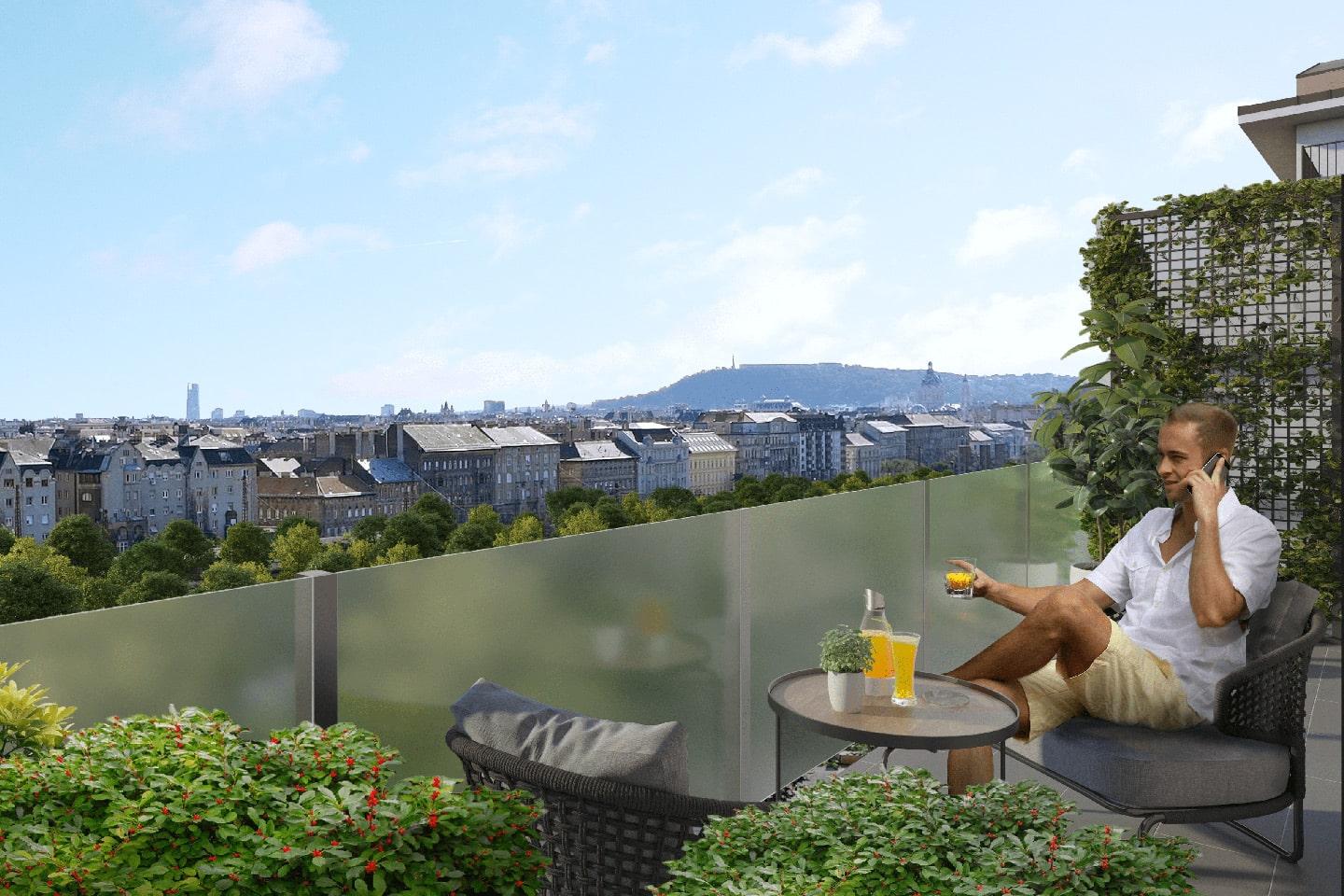 Park West lakópark legfelső lakásának teraszán telefonál egy férfi, ahonnan szép a kilátás