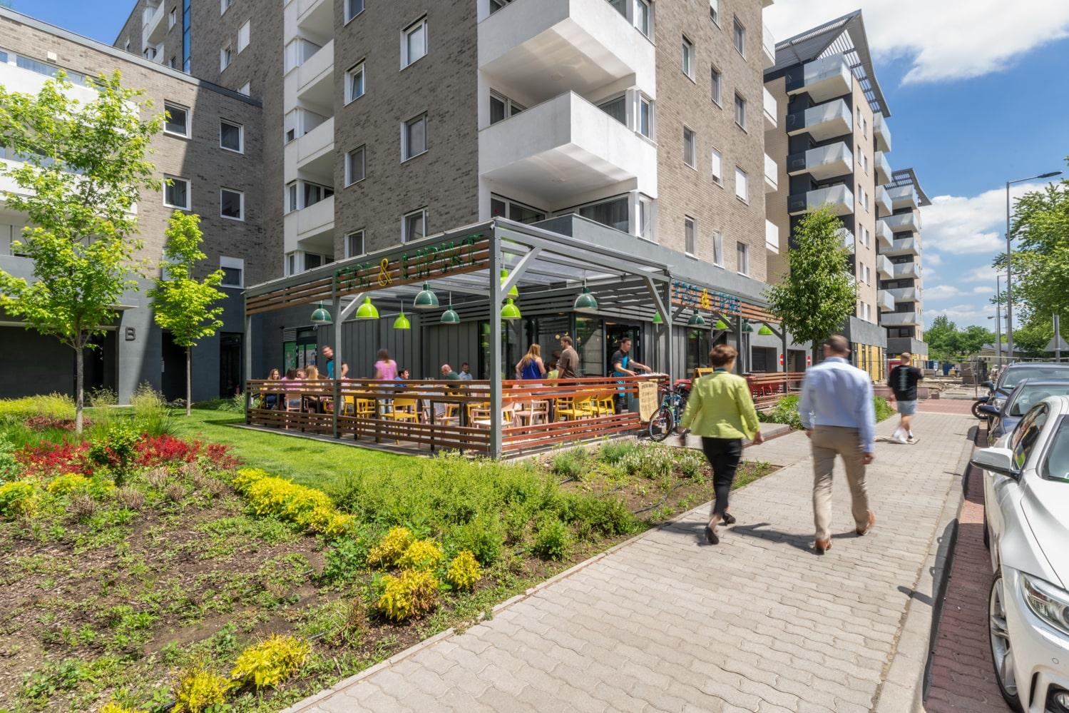 Kassák Passage üzlethelyiséghez sétálnak emberek